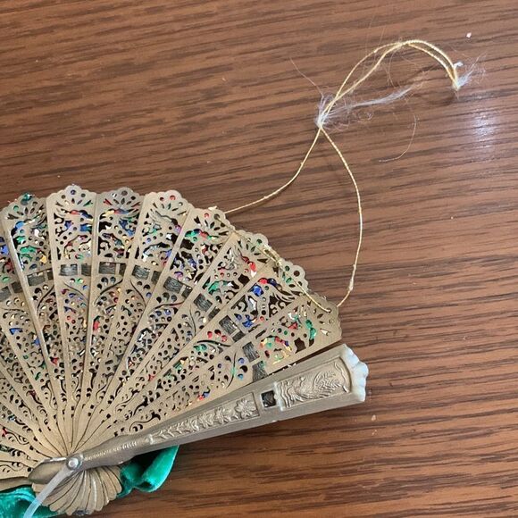 Wonderful Vtg   plastic spangled & beaded gold fan Christmas tree ornament - Picture 7 of 8